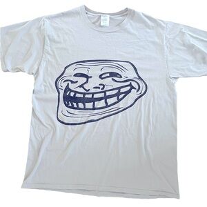 PORT & COMPANY “TROLLFACE” GRAPHIC TEE SHIRT Size L Short Sleeve Grey Crewneck